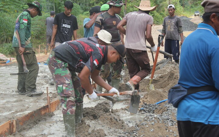 Warga Antusias Gotong Royong Bersama Satgas TMMD Imbangan Kodim 1016/Plk