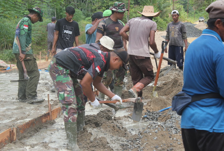 Warga Antusias Gotong Royong Bersama Satgas TMMD Imbangan Kodim 1016/Plk