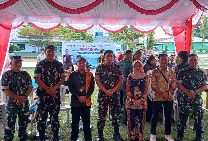 Bantu Penuhi Kebutuhan Warga, Kodim 1015/Sampit Bersama Bulog Kabupaten Kotawaringin Timur Gelar Bazar Murah