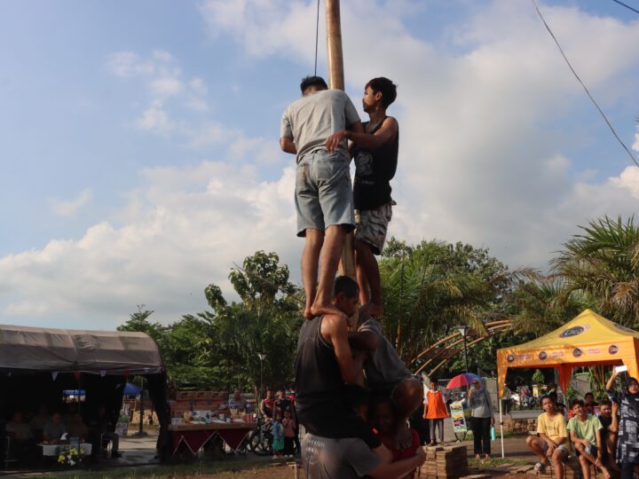Meriahkan Hari Bhayangkara ke-79, Polresta Tangerang Gelar Lomba Panjat Pinang di Alun-Alun Tigaraksa