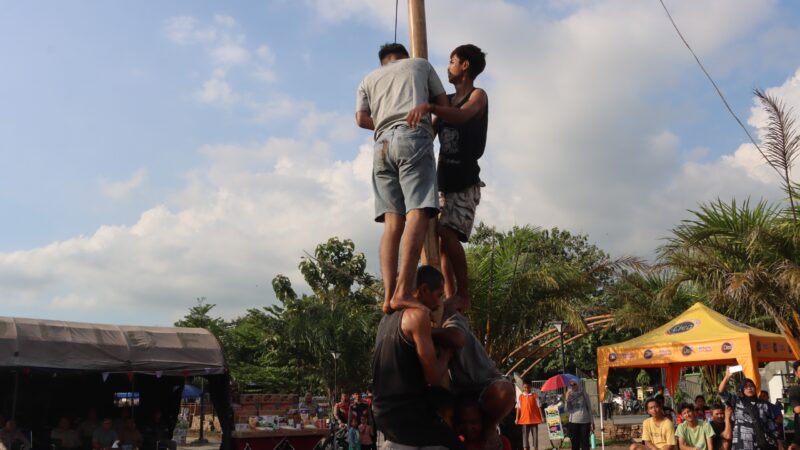 Meriahkan Hari Bhayangkara ke-79, Polresta Tangerang Gelar Lomba Panjat Pinang di Alun-Alun Tigaraksa