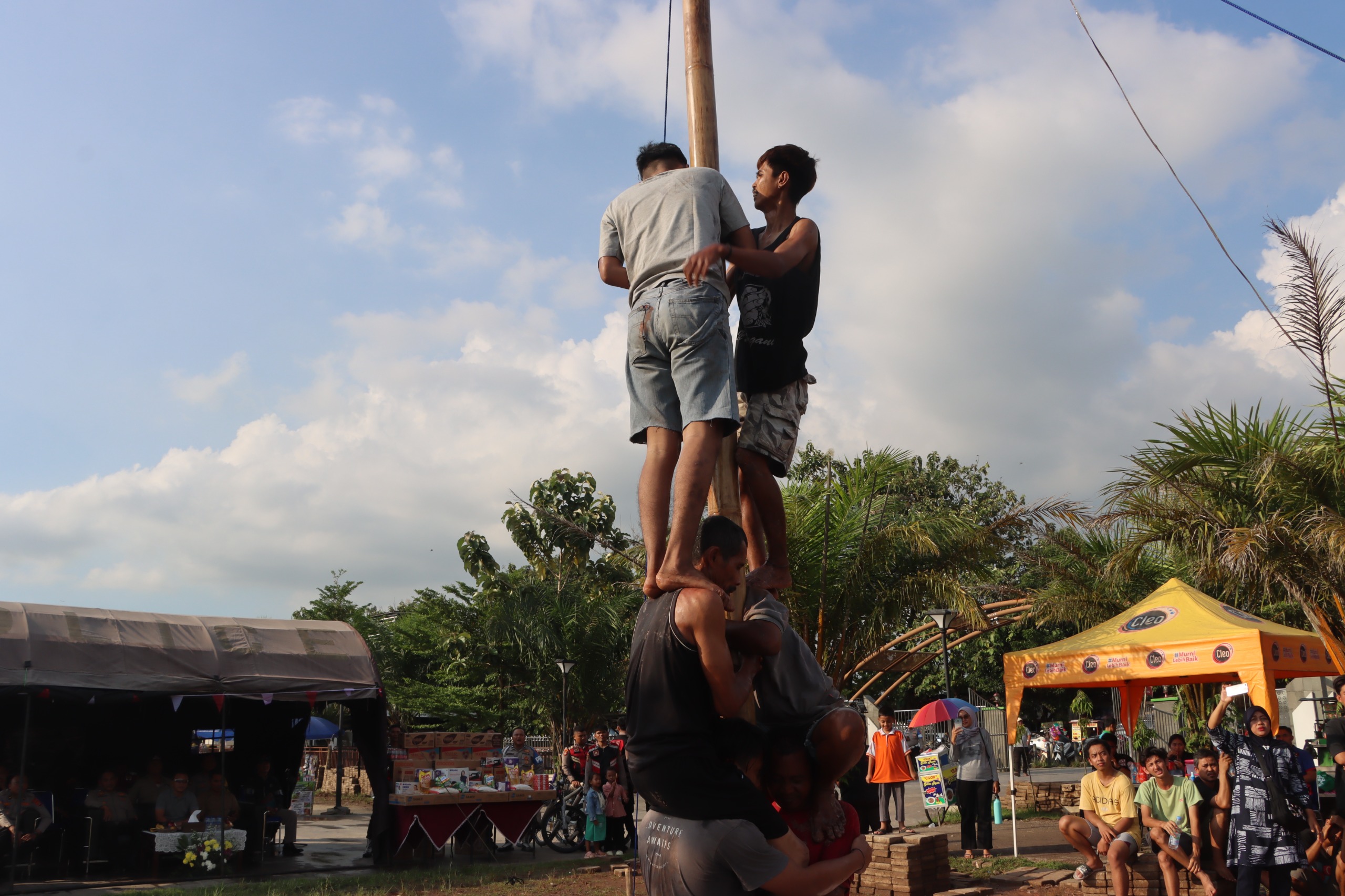Meriahkan Hari Bhayangkara ke-79, Polresta Tangerang Gelar Lomba Panjat Pinang di Alun-Alun Tigaraksa