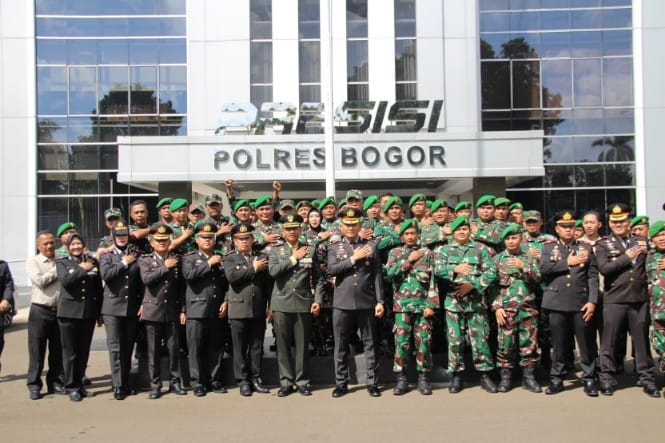 Dandim 0621/Kab Bogor Letkol INF Henggar Tri Wahono dan Jajaran Membawa Tumpeng dan Ucapan Selamat Hari Bhayangkara ke 79