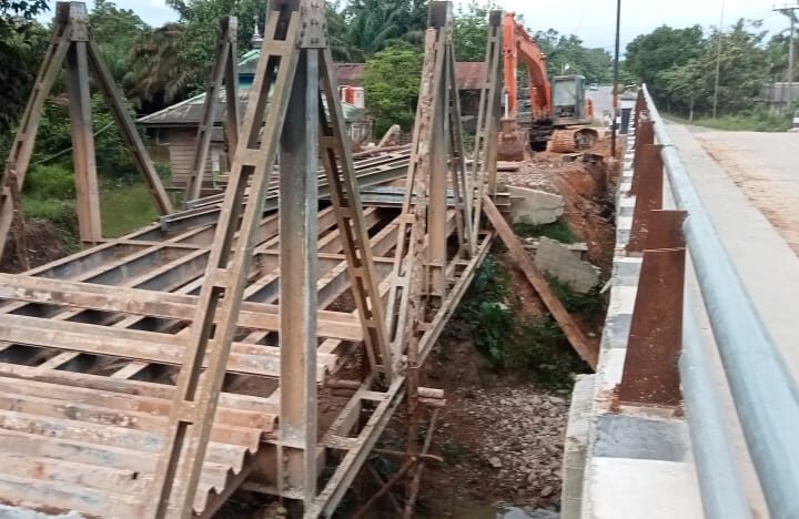 Prof. Dr. Ir. Juni Gultom Kadis PUPR Kalteng Membenarkan Pembongkaran Jembatan Bally Di Desa Lupu.