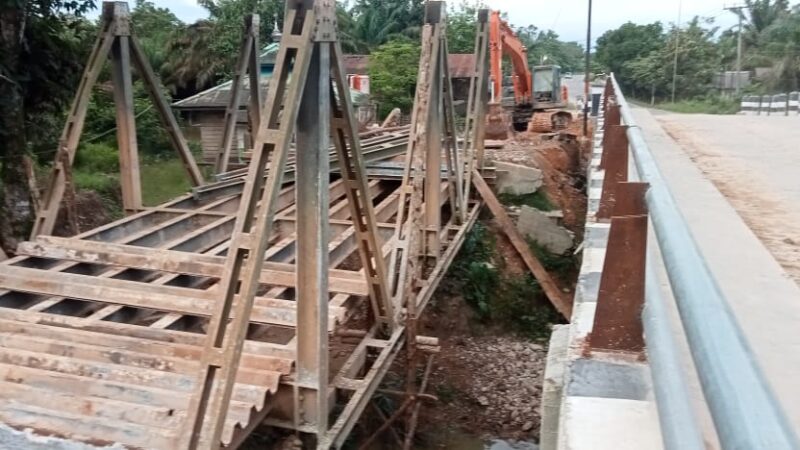 Prof. Dr. Ir. Juni Gultom Kadis PUPR Kalteng Membenarkan Pembongkaran Jembatan Bally Di Desa Lupu.