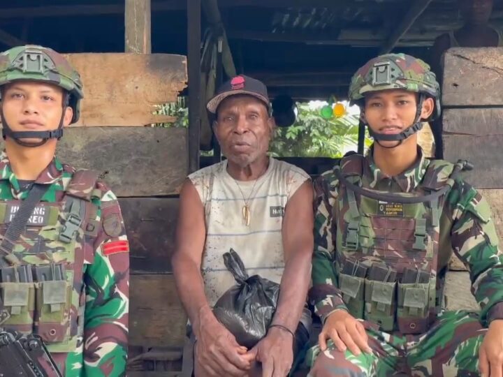 Hangatkan Senyuman, Satgas Yonif 642/Kps Laksanakan Kegiatan Berbagi Sembako