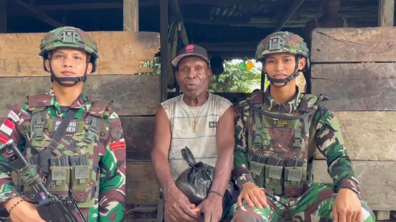 Hangatkan Senyuman, Satgas Yonif 642/Kps Laksanakan Kegiatan Berbagi Sembako