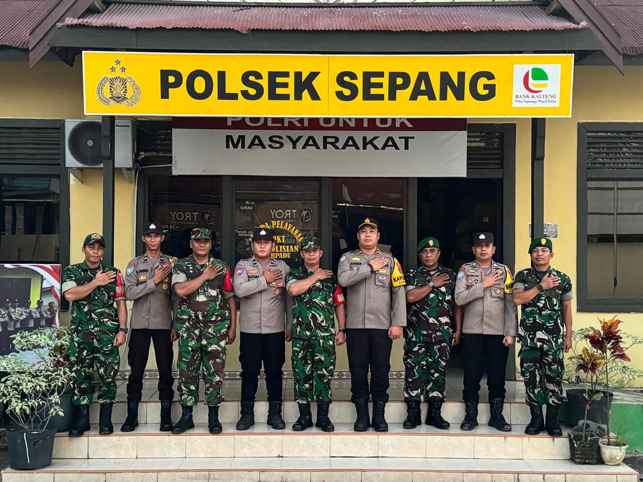 Silahturahmi Danramil 1016-03/Sepang Beri Ucapan HUT Bhayangkara ke-79 Kepada Polsek Sepang