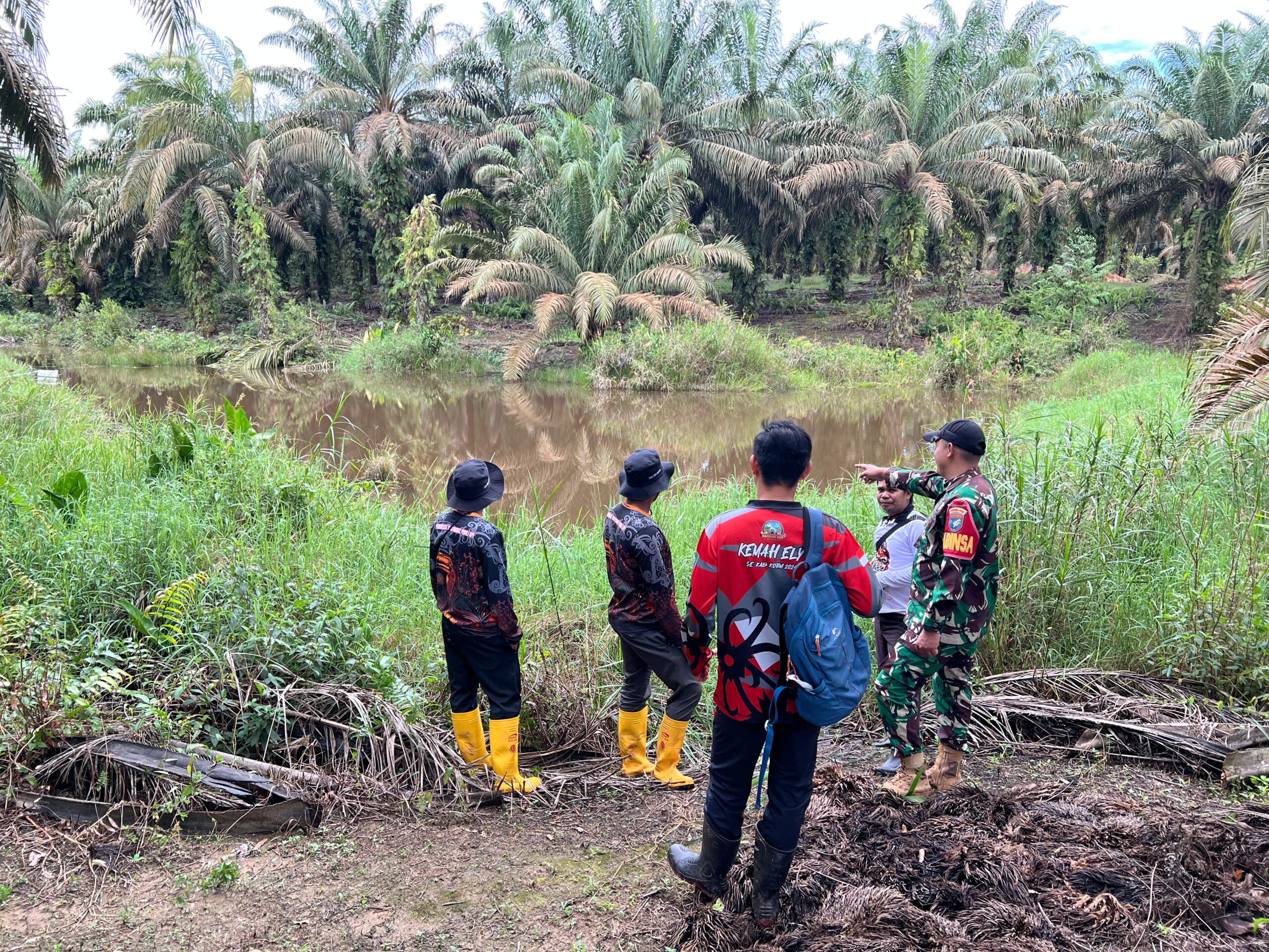 Bersama Satgas, Babinsa 1015-07/Parenggean Cek Tempat Penampungan Air Guna Mengantisipasi Terjadinya Karhutla