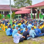 Tanamkan Disiplin Pada Siswa, Babinsa Koramil 1016 – 05/Rungan Berikan Materi PBB Pada Siswa Baru