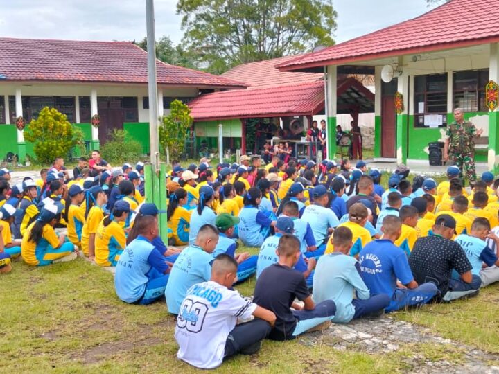 Tanamkan Disiplin Pada Siswa, Babinsa Koramil 1016 – 05/Rungan Berikan Materi PBB Pada Siswa Baru