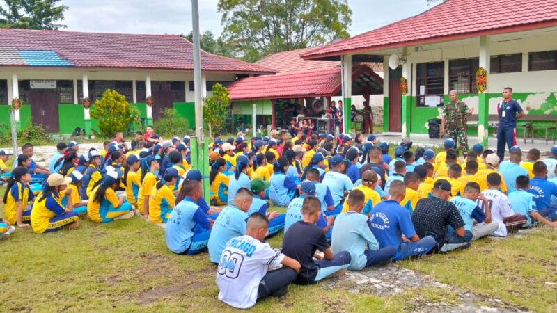 Tanamkan Disiplin Pada Siswa, Babinsa Koramil 1016 – 05/Rungan Berikan Materi PBB Pada Siswa Baru