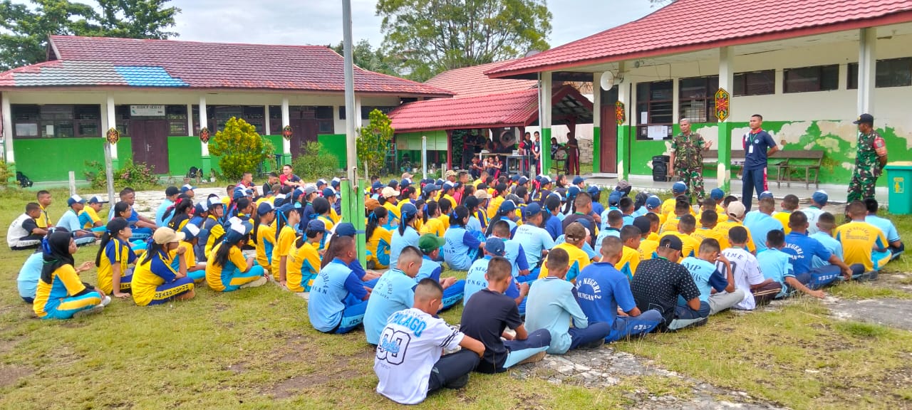 Tanamkan Disiplin Pada Siswa, Babinsa Koramil 1016 – 05/Rungan Berikan Materi PBB Pada Siswa Baru