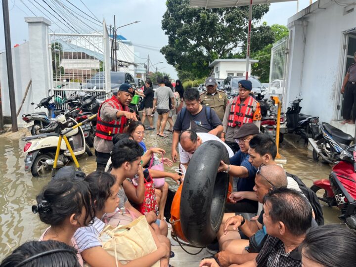 Banjir Sedalam Dada Rendam Duren Village Kota Tangerang, 60 Warga Dievakuasi Termasuk Balita