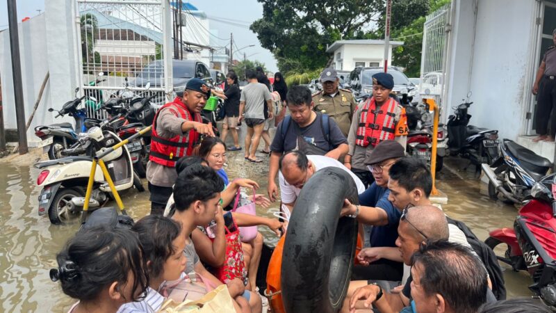 Banjir Sedalam Dada Rendam Duren Village Kota Tangerang, 60 Warga Dievakuasi Termasuk Balita