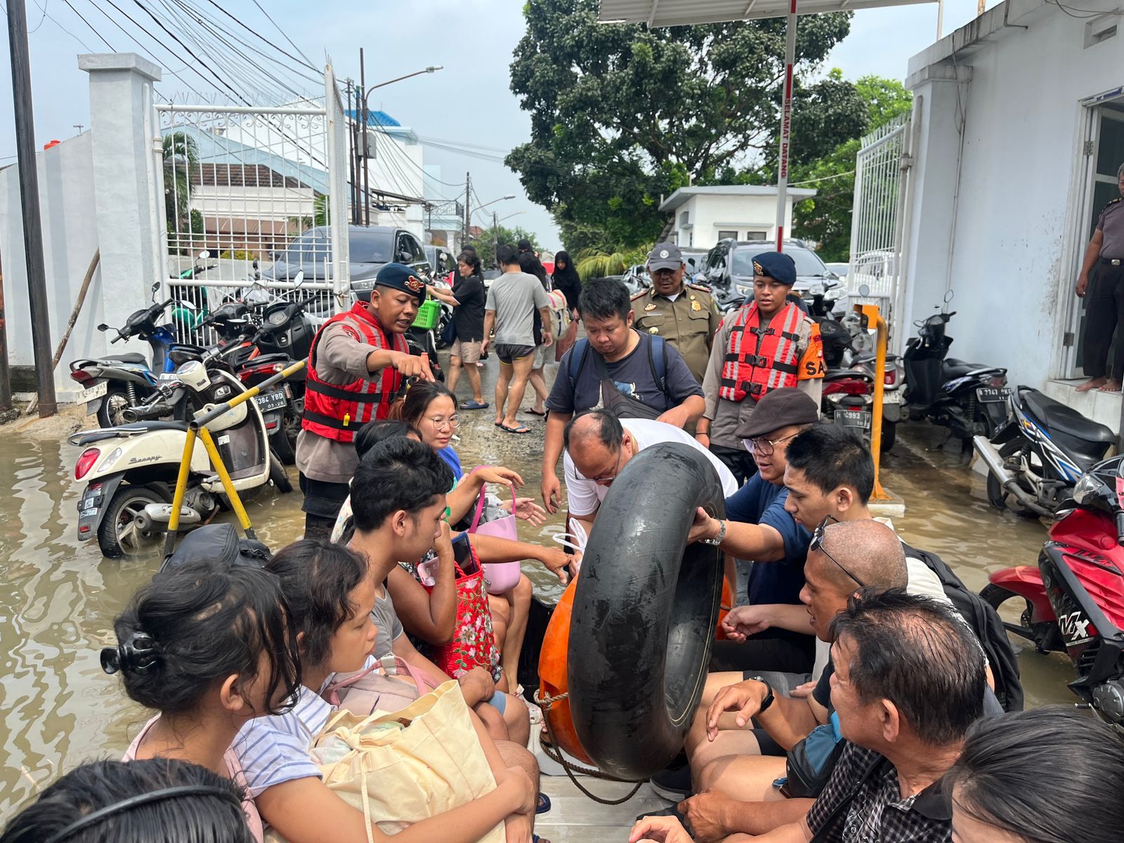 Banjir Sedalam Dada Rendam Duren Village Kota Tangerang, 60 Warga Dievakuasi Termasuk Balita