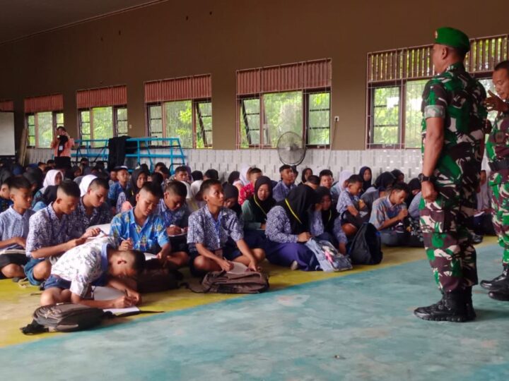 Tanamkan Disiplin Pada Siswa, Danramil 1019-03/Katingan Hilir Berikan Materi PBB Pada Siswa Baru