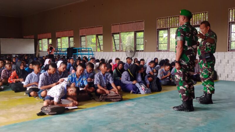 Tanamkan Disiplin Pada Siswa, Danramil 1019-03/Katingan Hilir Berikan Materi PBB Pada Siswa Baru