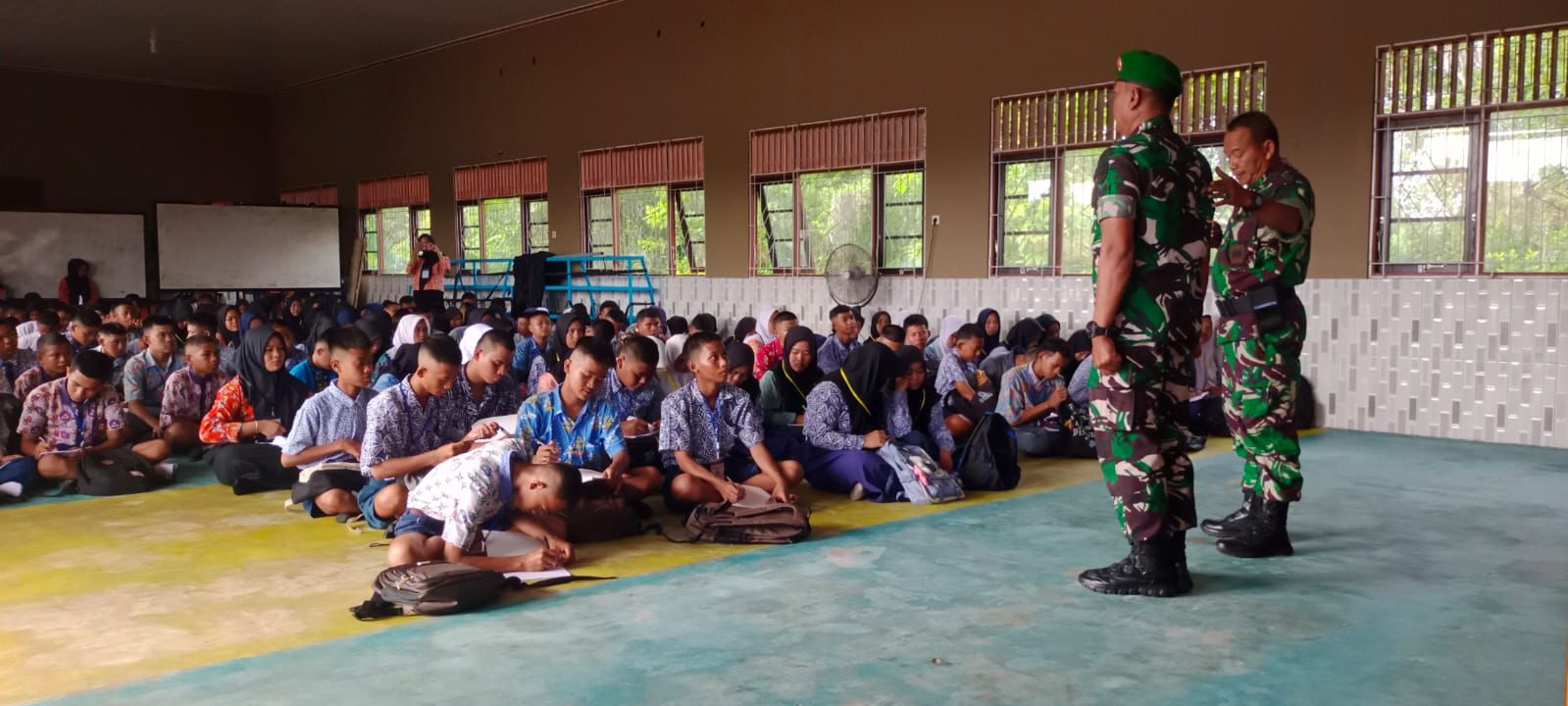 Tanamkan Disiplin Pada Siswa, Danramil 1019-03/Katingan Hilir Berikan Materi PBB Pada Siswa Baru
