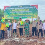 Dukung Ketahanan Pangan, Polsek Baamang Dengan Danramil 1015-04/Baamang Menanam Jagung