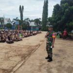 Tanamkan Disiplin Pada Siswa, Babinsa Koramil 1015-07/Parenggean Berikan Materi PBB Pada Siswa Baru