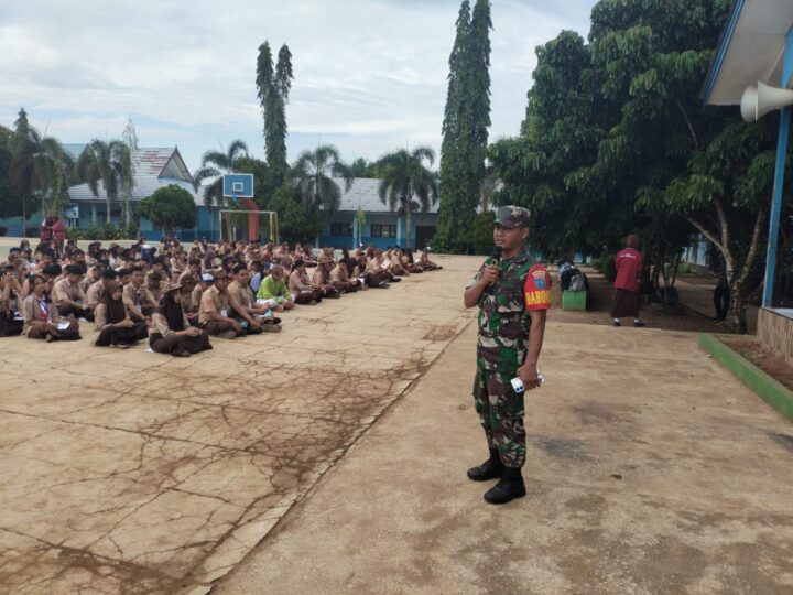 Tanamkan Disiplin Pada Siswa, Babinsa Koramil 1015-07/Parenggean Berikan Materi PBB Pada Siswa Baru