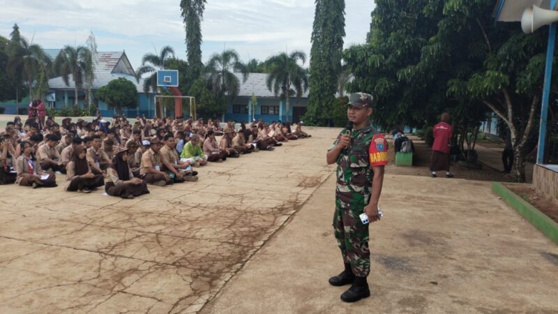 Tanamkan Disiplin Pada Siswa, Babinsa Koramil 1015-07/Parenggean Berikan Materi PBB Pada Siswa Baru
