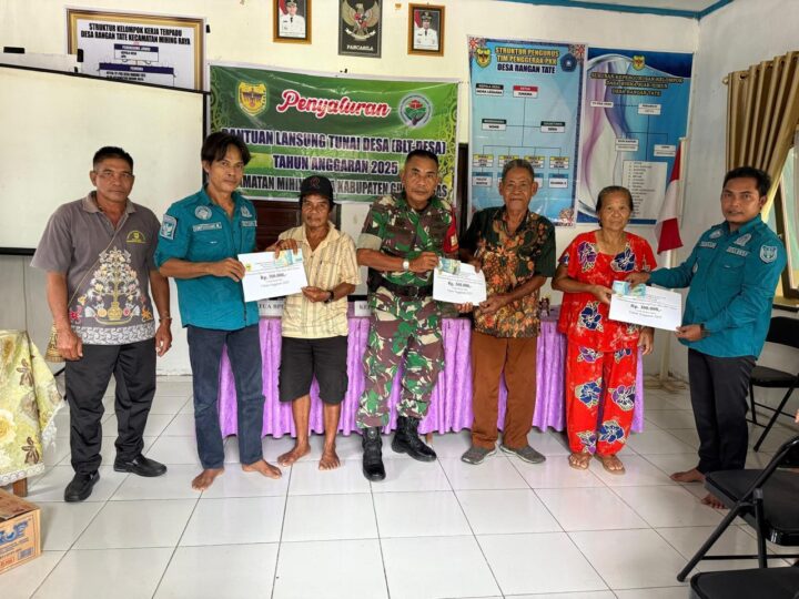 Wujud Peran Aktif, Babinsa 1016 – 03/Sepang Dampingi Penyaluran Bantuan Langsung Tunai Dana Desa