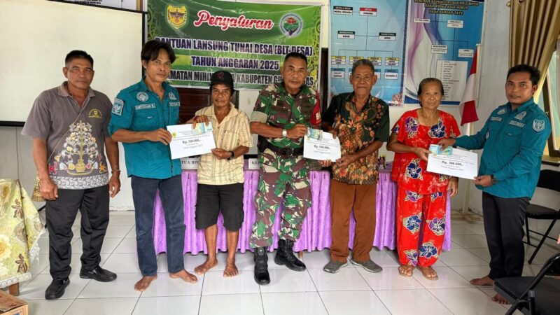 Wujud Peran Aktif, Babinsa 1016 – 03/Sepang Dampingi Penyaluran Bantuan Langsung Tunai Dana Desa