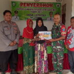 Babinsa Koramil 1015-06/Cempaga Dampingi Penyaluran BLT Dana Desa