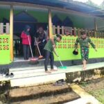 Satgas Yonif 642/Kps Pos Teluk Arguni Karya Bhakti Bersihkan Masjid An-Nur