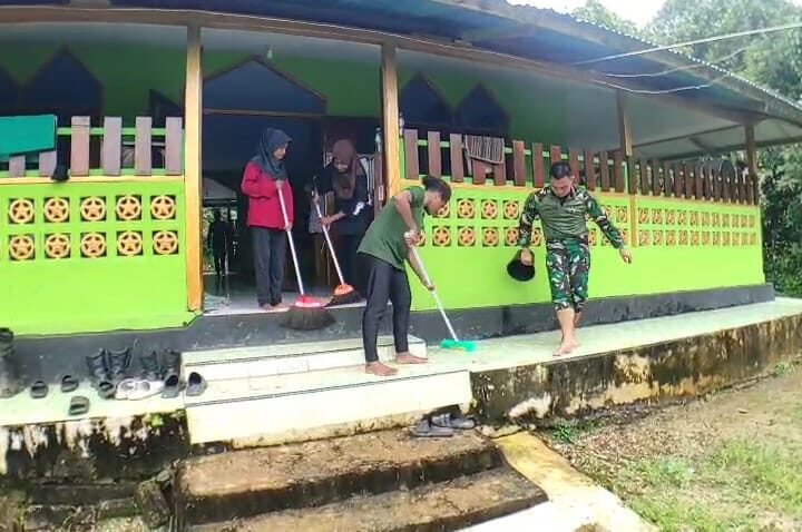 Satgas Yonif 642/Kps Pos Teluk Arguni Karya Bhakti Bersihkan Masjid An-Nur