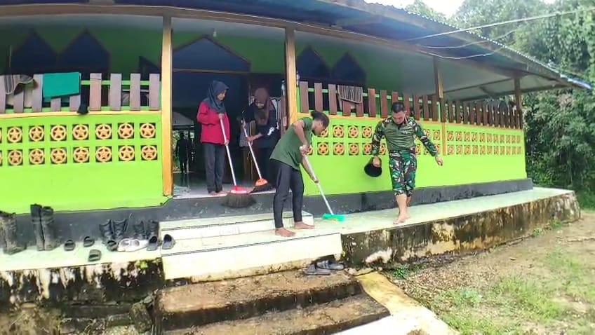 Satgas Yonif 642/Kps Pos Teluk Arguni Karya Bhakti Bersihkan Masjid An-Nur