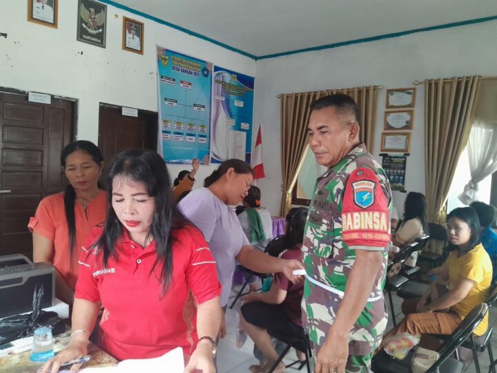 Dukung Kesehatan Warganya, Babinsa Koramil 1016-03/Sepang Dampingi Kegiatan Posyandu Lansia