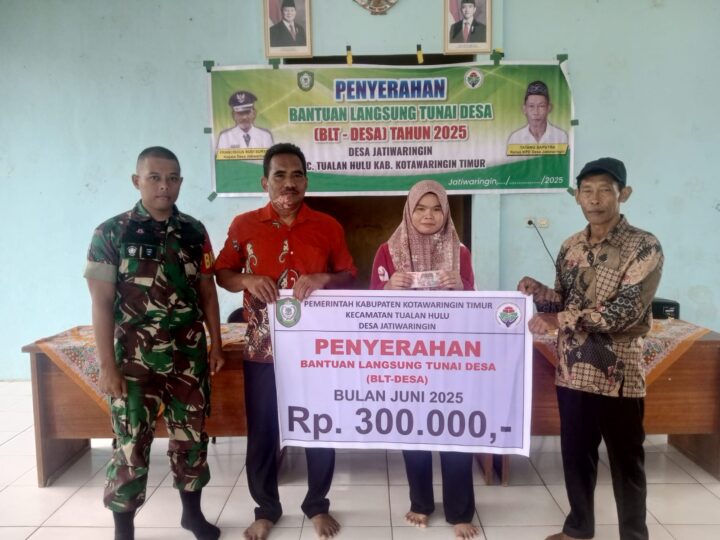 Babinsa Koramil 1015-07/Parenggean Dampingi Penyaluran BLT Dana Desa