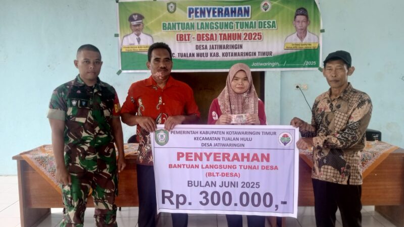 Babinsa Koramil 1015-07/Parenggean Dampingi Penyaluran BLT Dana Desa