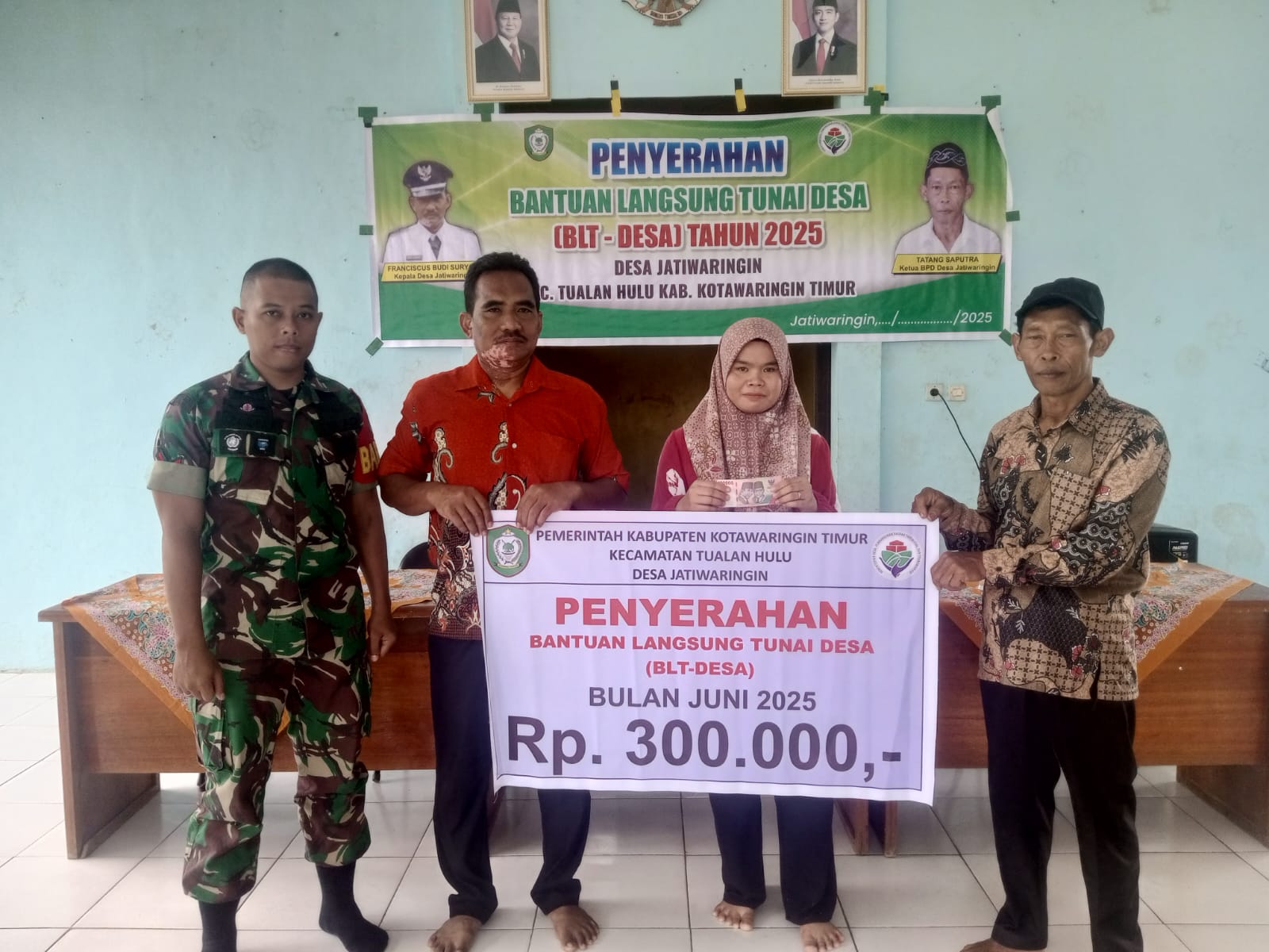 Babinsa Koramil 1015-07/Parenggean Dampingi Penyaluran BLT Dana Desa