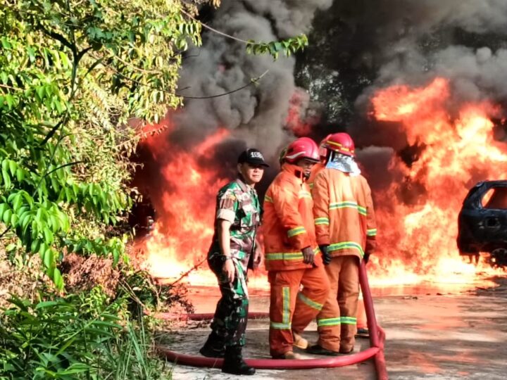 Si Jago Merah Hanguskan 1 Rumah dan 2 Unit Mobil, Babinsa 1015-04/Baamang Bantu Memadamkan Kebakaran