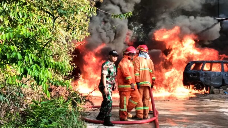 Si Jago Merah Hanguskan 1 Rumah dan 2 Unit Mobil, Babinsa 1015-04/Baamang Bantu Memadamkan Kebakaran
