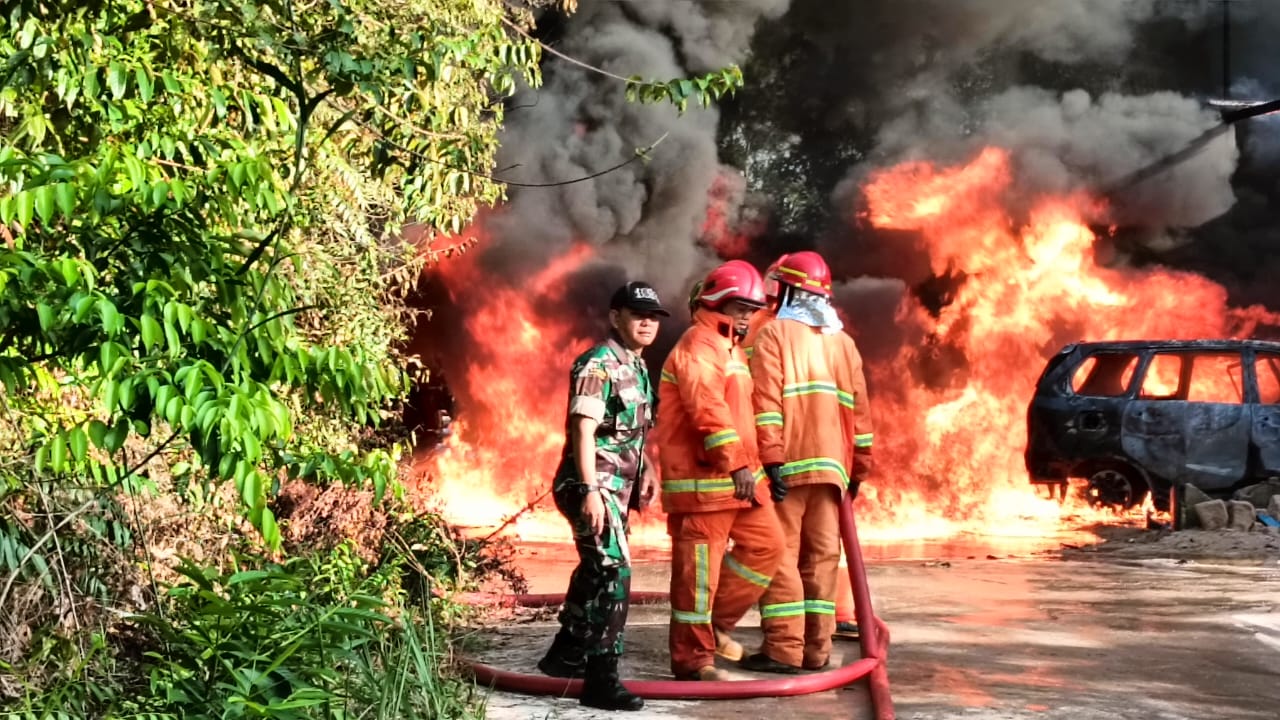 Si Jago Merah Hanguskan 1 Rumah dan 2 Unit Mobil, Babinsa 1015-04/Baamang Bantu Memadamkan Kebakaran