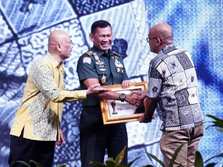 Panglima TNI Raih Penghargaan Pemimpin Visioner di Pimred Award 2025
