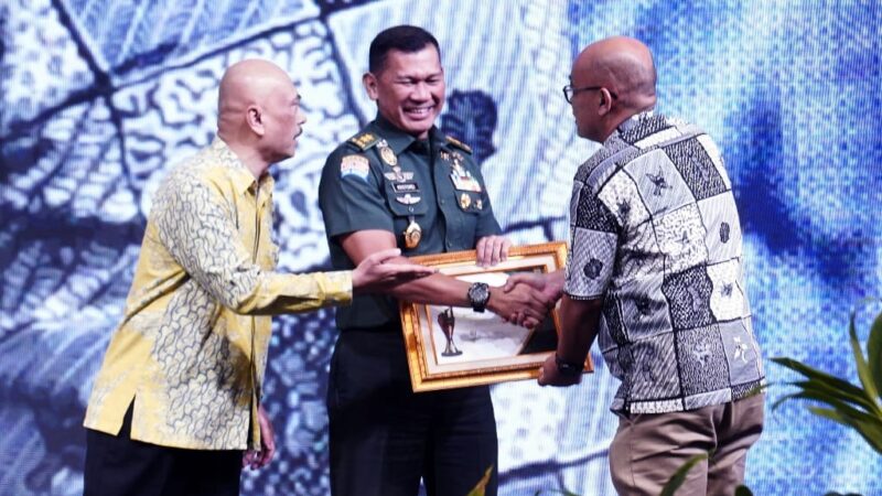 Panglima TNI Raih Penghargaan Pemimpin Visioner di Pimred Award 2025