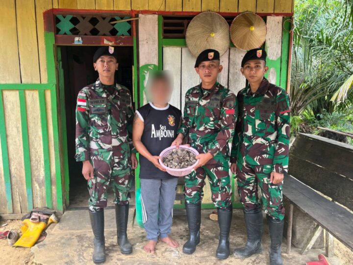 Satgas Pamtas Yonkav 3/AC Gagalkan Perdagangan Ilegal Sisik Trenggiling di Perbatasan RI-Malaysia