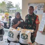 Babinsa Koramil 1015-03/Mentawa Baru Ketapang Lakukan Pendampingan Pembagian Beras Dari Bulog