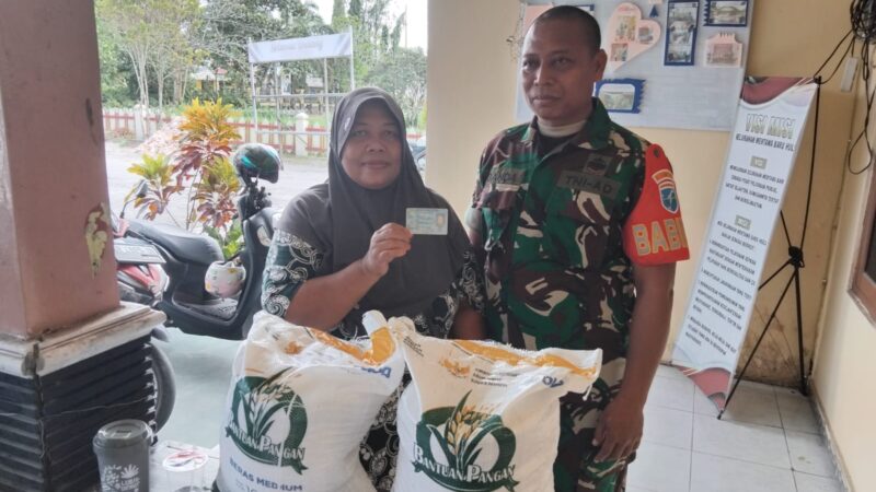 Babinsa Koramil 1015-03/Mentawa Baru Ketapang Lakukan Pendampingan Pembagian Beras Dari Bulog