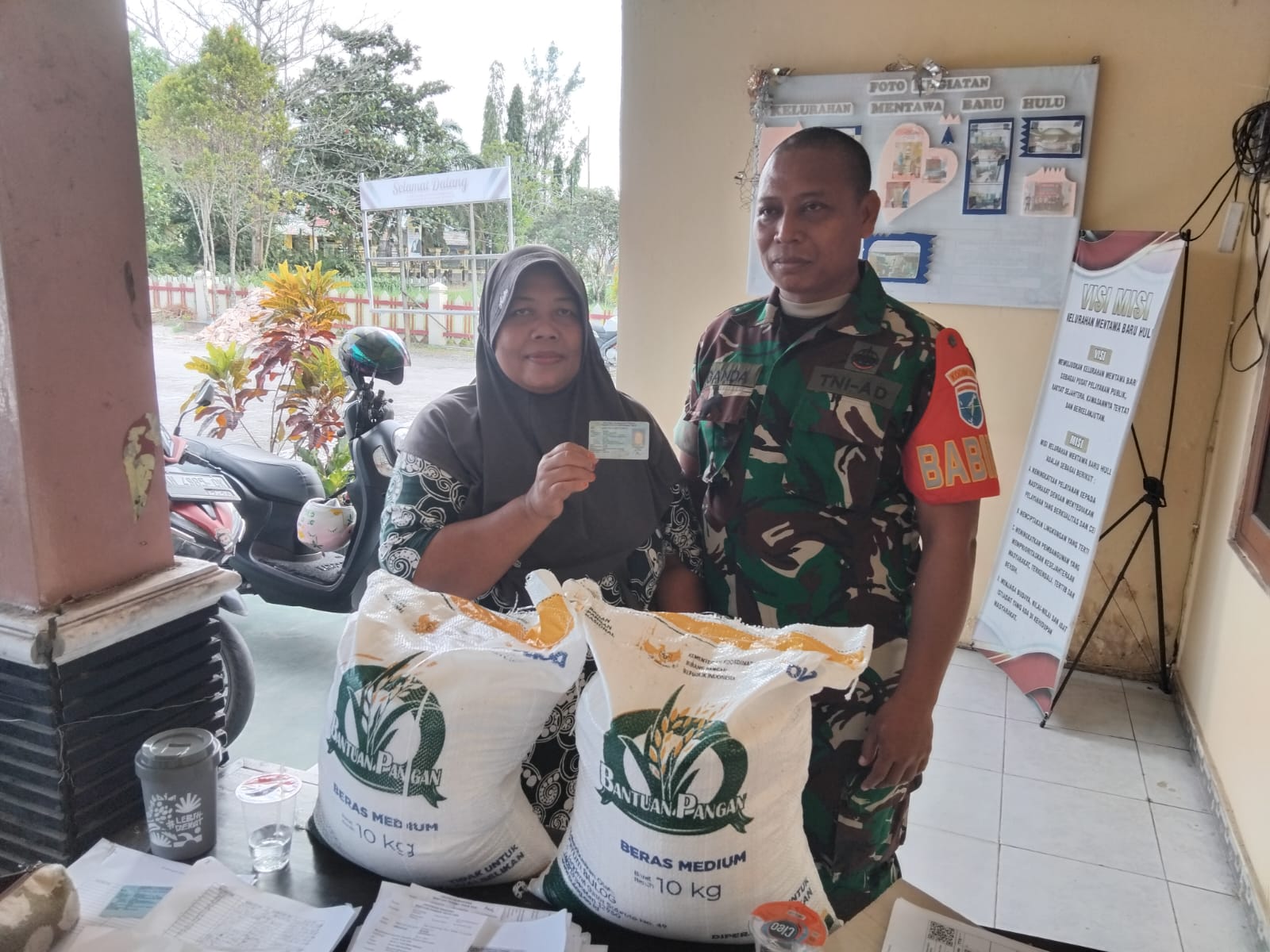 Babinsa Koramil 1015-03/Mentawa Baru Ketapang Lakukan Pendampingan Pembagian Beras Dari Bulog