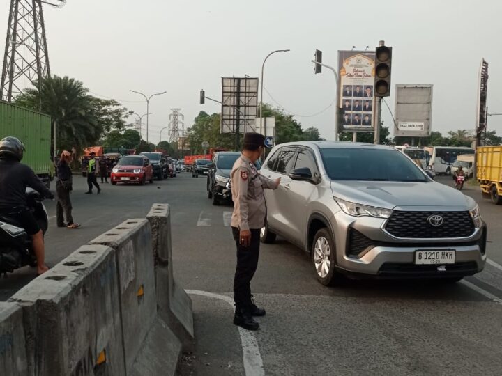 Kapolsubsektor Cikupa Mas Pimpin Langsung Pengaturan Lalu Lintas di Kawasan Industri Cikupa