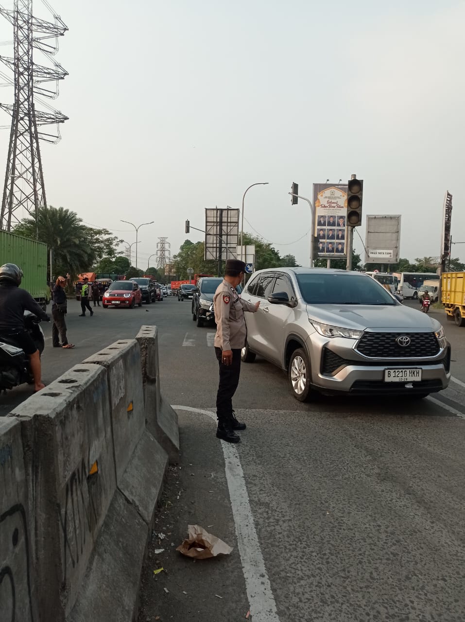 Kapolsubsektor Cikupa Mas Pimpin Langsung Pengaturan Lalu Lintas di Kawasan Industri Cikupa