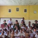 Peduli Anak-Anak Pedalaman Papua, Satgas Yonif 642/Kps Bagikan Seragam Sekolah di SD Inpres 119 Tahota