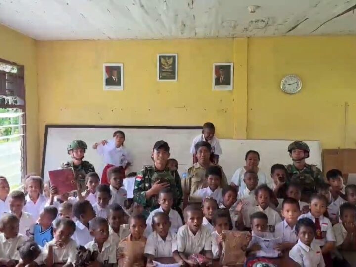 Peduli Anak-Anak Pedalaman Papua, Satgas Yonif 642/Kps Bagikan Seragam Sekolah di SD Inpres 119 Tahota